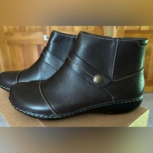 Clarks Women’s Ashland Pine Boots - NIB Size 9